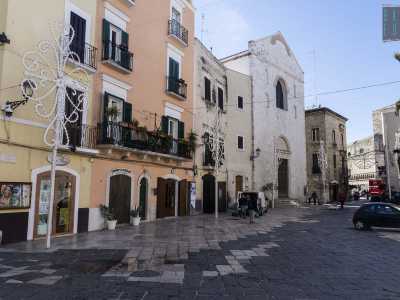 Mentre di fronte allo storico negozio di dolciumi �Marnarid� si apre l�ingresso della preziosa ma trascurata chiesa di San Giacomo, eretta tra l�XI e il XII secolo
